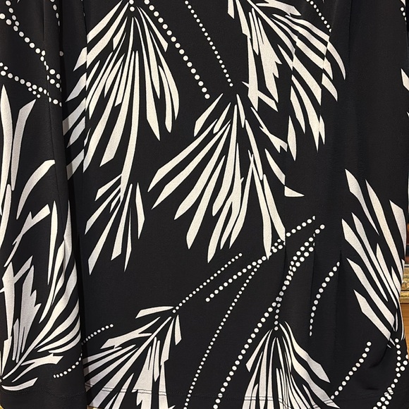 Lane Bryant Black & White Leaf Print Top - Size 14/16 - Picture 3 of 4